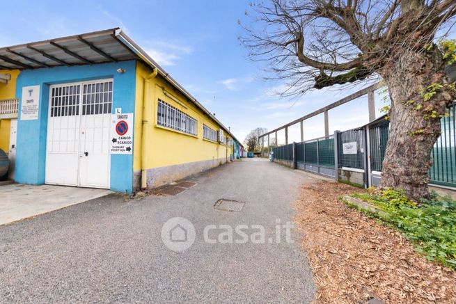 Capannone in commerciale in 