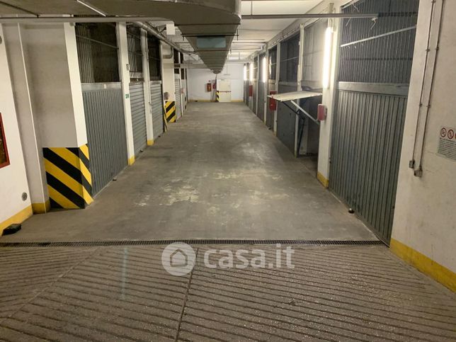 Garage/posto auto in residenziale in Via Papiria 6