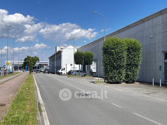 Capannone in commerciale in Via Giacomo Peroni 20