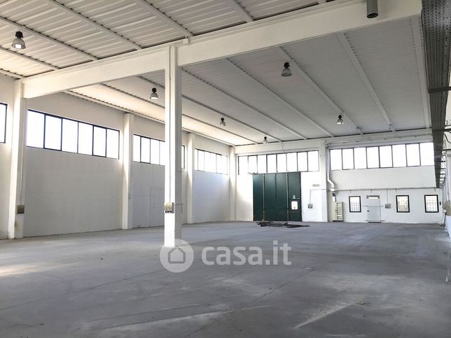 Capannone in commerciale in Via Tiro a Segno 2