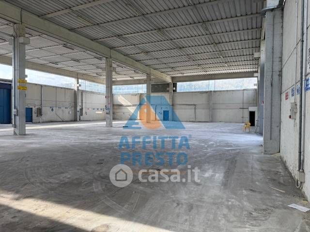 Capannone in commerciale in 