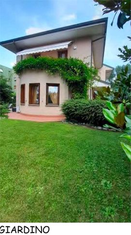 Villetta a schiera in residenziale in Piazza dello Sport 1