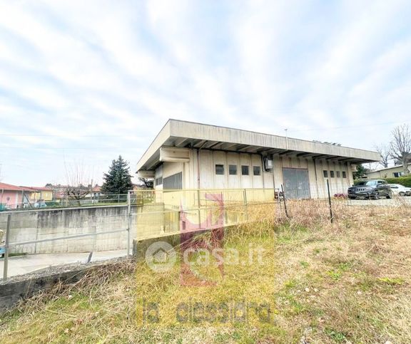 Capannone in commerciale in 
