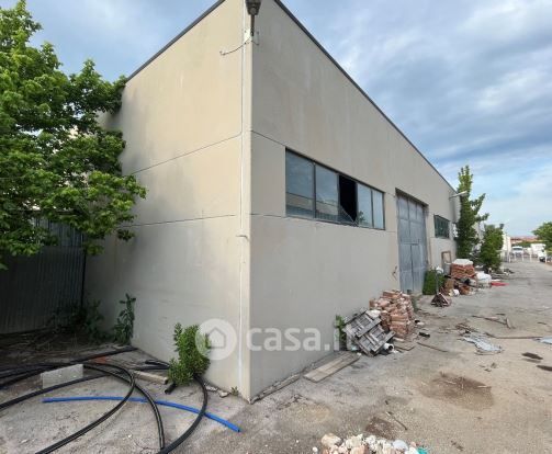 Capannone in commerciale in Via Siria