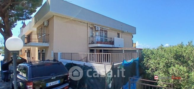 Casa bi/trifamiliare in residenziale in 