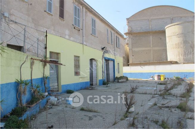 Capannone in commerciale in Via Terme di Traiano
