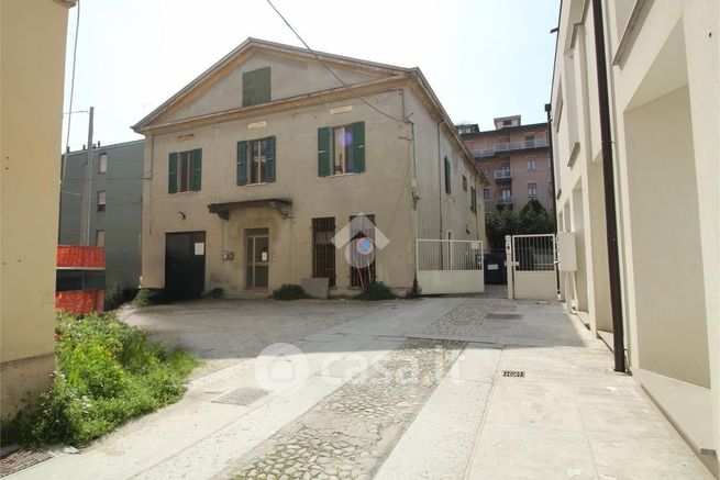 Casa indipendente in residenziale in Via Emilia Est 43