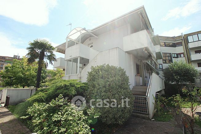 Casa bi/trifamiliare in residenziale in Roma