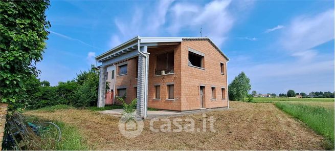 Casa bi/trifamiliare in residenziale in 