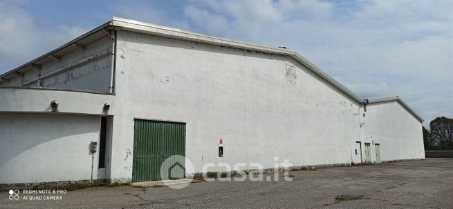 Capannone in commerciale in 