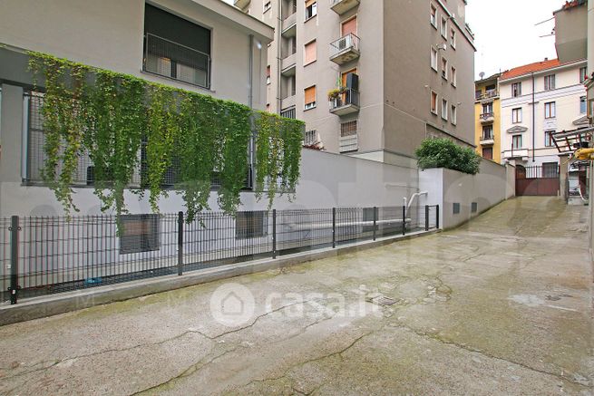 Negozio/locale commerciale in commerciale in Via del Fusaro