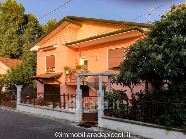 Casa indipendente in residenziale in Via Pasubio 8