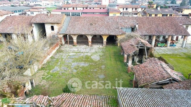 Capannone in commerciale in 