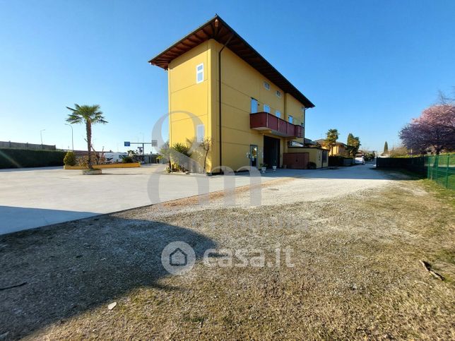 Capannone in commerciale in Via Andrea Mantegna 18