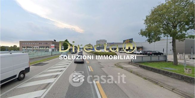 Ufficio in commerciale in Viale Italia