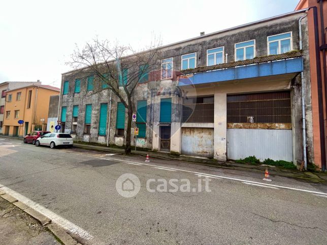 Capannone in commerciale in 