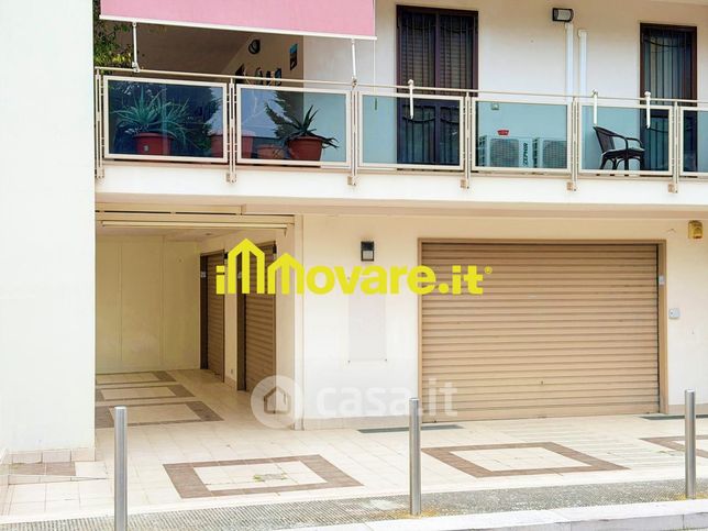 Negozio/locale commerciale in commerciale in Via Conella