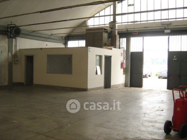 Capannone in commerciale in Via dell'Albereto 79