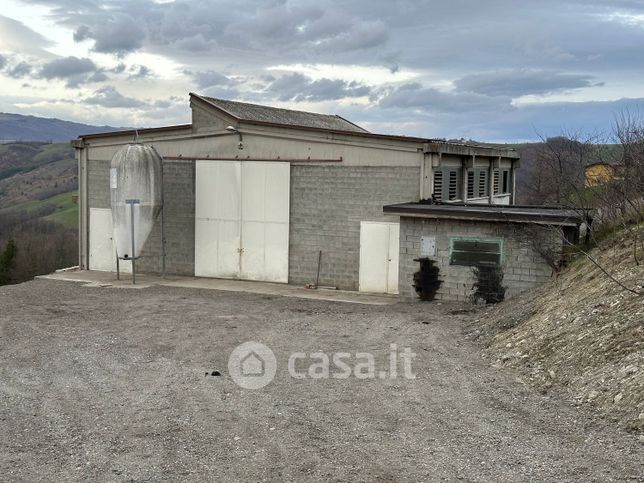 Capannone in commerciale in 