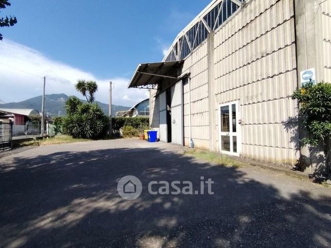 Capannone in commerciale in Via Acquale