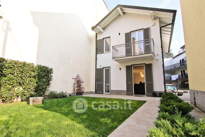 Casa indipendente in residenziale in Via Trieste 4 A