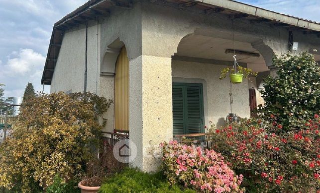 Casa indipendente in residenziale in Via Appia Sud