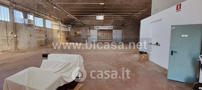 Capannone in commerciale in 