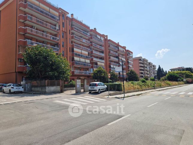 Box/posto auto in residenziale in Viale della Libertà 10