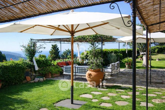 Casa bi/trifamiliare in residenziale in Strada del Pianone