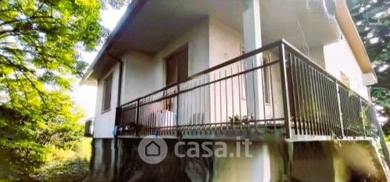 Casa indipendente in residenziale in Strada Vecchia Vercelli 25