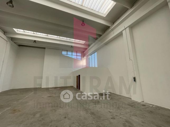 Capannone in commerciale in Via G. Mazzini