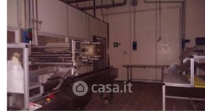 Capannone in commerciale in Via Ferruccio Parri 6