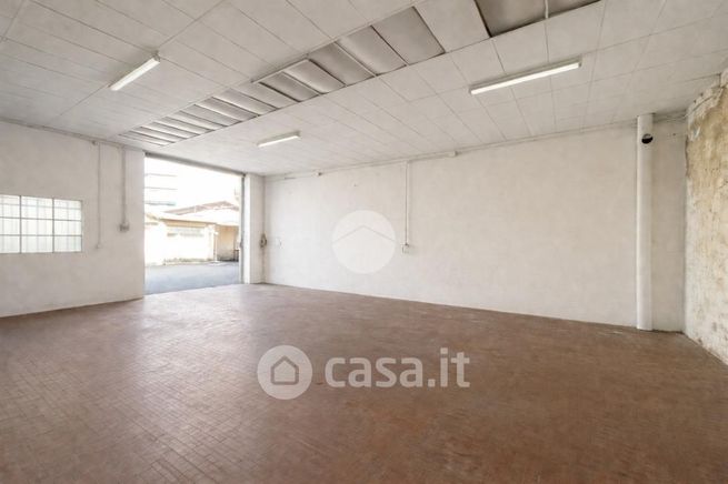 Capannone in commerciale in Via Angelo Maj