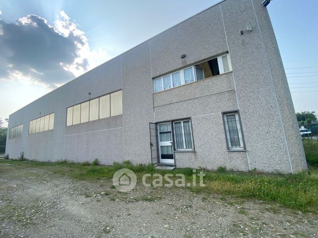 Capannone in commerciale in