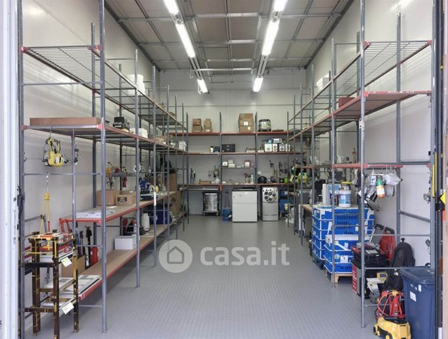 Capannone in commerciale in 