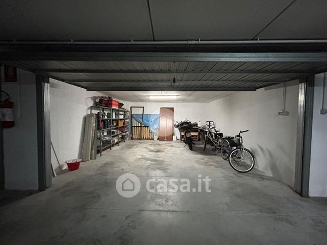 Garage/posto auto in residenziale in Via San Pellico 19