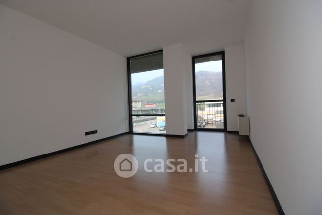 Ufficio in commerciale in Via Monte Cimone