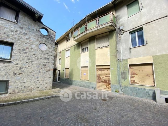 Casa bi/trifamiliare in residenziale in 