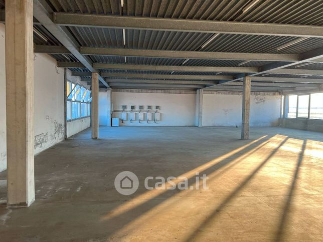 Capannone in commerciale in 