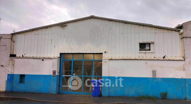 Capannone in commerciale in 