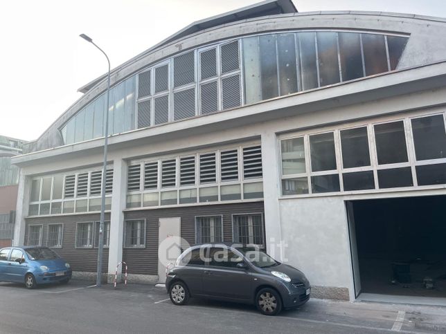 Capannone in commerciale in Via Luigi Galvani 21