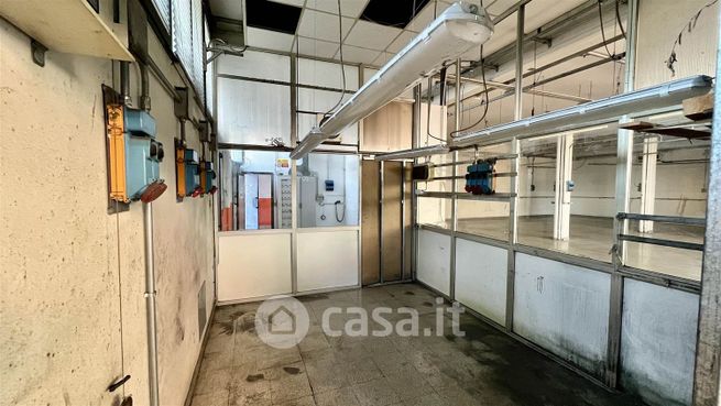 Capannone in commerciale in michelangelo 44