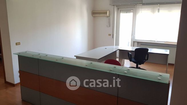 Ufficio in commerciale in 