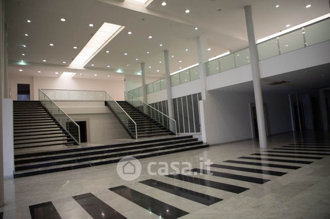 Capannone in commerciale in 