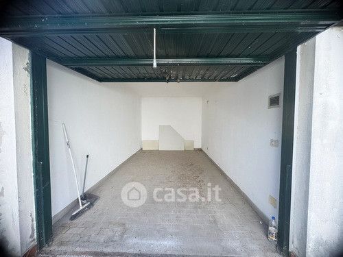 Box/posto auto in residenziale in Via della Signora