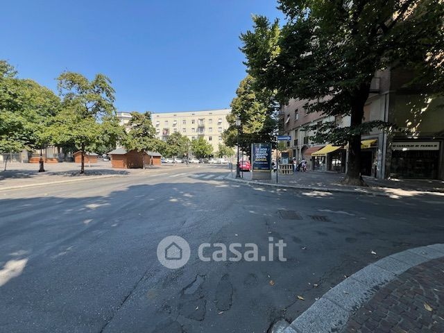 Negozio/locale commerciale in commerciale in Piazza Guido Picelli 11 b
