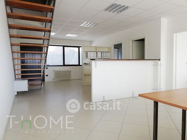 Ufficio in commerciale in 