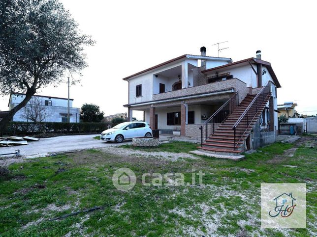 Villa in residenziale in Via Esino 16