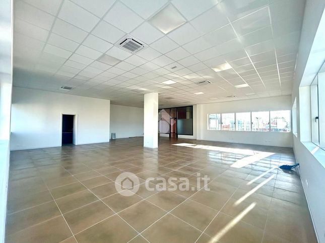 Ufficio in commerciale in 