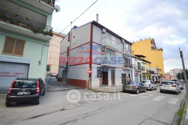 Attivitã /licenza (con o senza mura) in commerciale in Via A. Manzoni 66